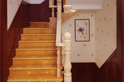 宜宾中式别墅室内汉白玉石楼梯的定制安装装饰效果